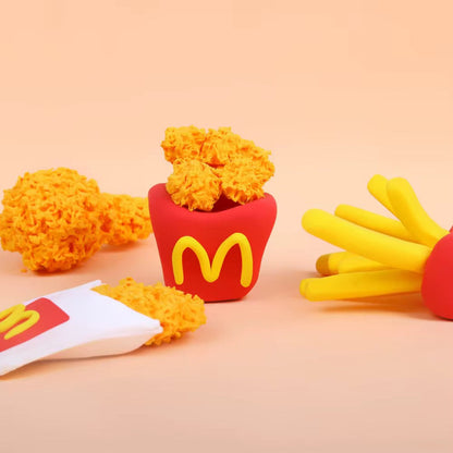 Lufttørrende ler sæt med pomfritter, cola og kyllingeburger modeller. OLIHUG skaber kreative øjeblikke for børn med sikre, plantebaserede materialer og sjove fastfood-tema projekter. Ideelt til leg uden skærm og forældre-barn samvær.