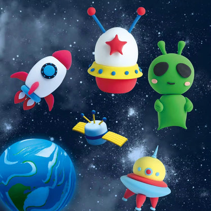 Bunte Weltraumfiguren aus dem Olihug Lufttrocknenden Ton-Set – von Raketen bis Planeten und Aliens. Ideal für kreative Kinder ab 3 Jahren, um Feinmotorik zu fördern, Fantasie zu entfalten und spielerisch das Universum zu entdecken. Perfekte Geschenkidee für Geburtstage oder Bastelnachmittage ohne Bildschirmzeit.